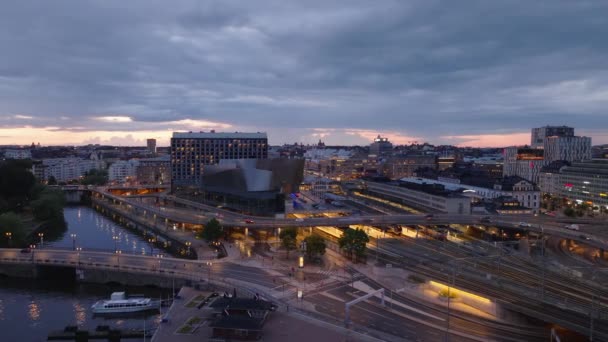 Modern Transportinfrastruktur Kvällen Stad Vägbro Över Järnvägsspår Närheten Centralstationen Stockholm — Stockvideo