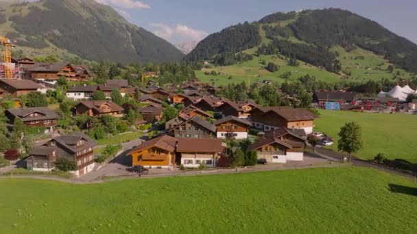 Holzhäuser Der Traditionellen Alpenstadt Einem Sonnigen Tag Luftaufnahme Von Gebäuden — Stockvideo