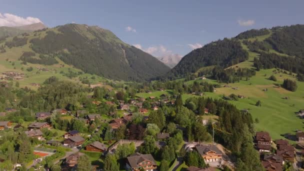 놀라운 풍경입니다 앞으로 마을과 배경에 능선에서 전통적인 Gstaad 스위스 — 비디오