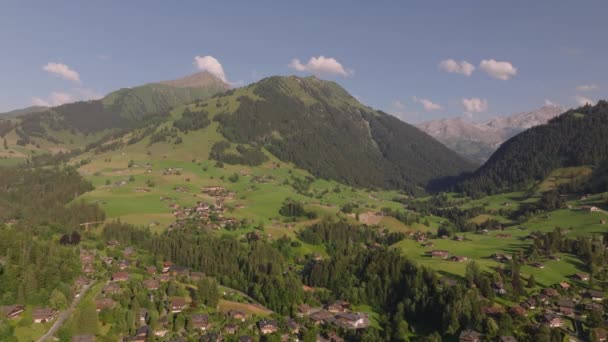 空中パノラマ風景ショット 山の牧草地や高山の頂上に位置する家屋やシャレー Gstaad スイス — ストック動画