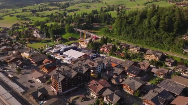 Letecké Záběry Budov Alpské Destinaci Hotely Chaty Sportovní Zařízení Malé — Stock video