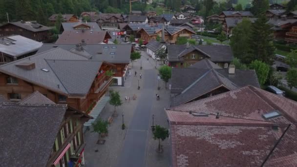 마을에 건물에 거리의 기울여 풍경을 드러냅니다 Gstaad 스위스 — 비디오