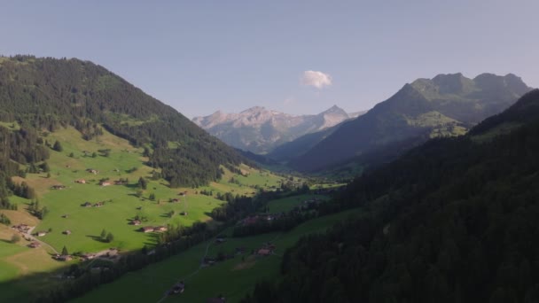 계곡과 배경에 봉우리와 풍경입니다 Gstaad 스위스 — 비디오