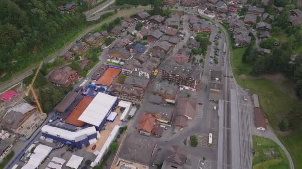 火车站附近的建筑物和网球场的高角度视图 高山小镇的倾斜暴露了出来 瑞士格斯塔德 — 图库视频影像