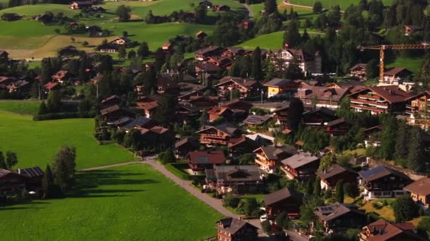 마을에서 사냥과 샬레의 알프스 계곡의 아름다운 Gstaad 스위스 — 비디오
