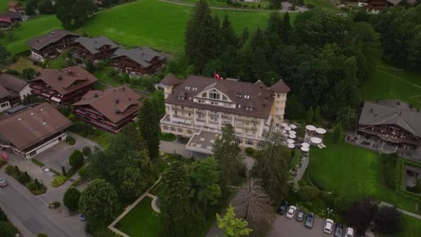 스위스 샬레와 식물로 둘러싸인 건물의 풍경에 Gstaad 스위스 — 비디오
