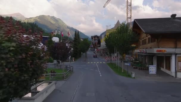 Vorwärts Fliegen Über Die Straße Den Bergen Touristenziel Schöne Holzhäuser — Stockvideo