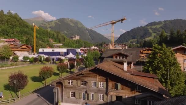 사이의 계곡에 마을에 나무로 시간에 풍경으로 둘러싸인 Gstaad 스위스 — 비디오