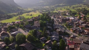 Küçük bir dağ kasabasında yüksek açılı evler ve kiremitler. Tren istasyonunun etrafında uç. Gstaad, İsviçre.