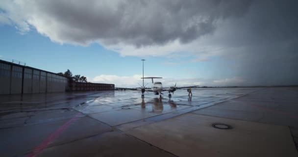 Snímek Pánev Vrtule Letadla Stojící Mokrém Letišti Před Hangárem Pomalu — Stock video