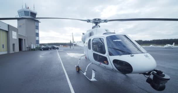 Procházka Kolem Záběru Bílého Kompaktního Vrtulníku Stojí Před Hangárem Připraven — Stock video