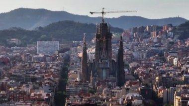 Sagrada Familia 'nın hava ve pan görüntüleri. Ünlü katedralin yavaş yavaş inşası. Barselona, İspanya.
