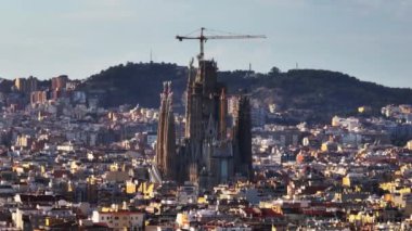 Sagrada Familia 'nın altın saatindeki dairesel görüntüleri. Gökyüzü ünlü turistik mekan manzarasını yakınlaştırdı. Barselona, İspanya.