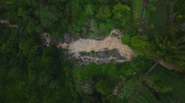 Yağmurdan sonra yüksek açılı şelale manzarası. Yeşillik yeşil bitki örtüsüyle korunmuş tropikal doğa. Ella, Sri Lanka.
