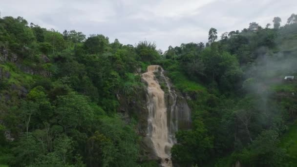 Luchtbeelden Van Ravana Falls Hoge Waterval Tropisch Regenwoud Massa Bruin — Stockvideo