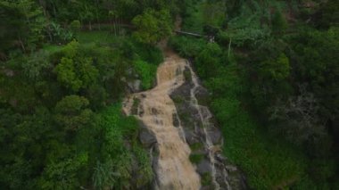 Tropikal ormanlardaki yüksek su taşkınlarının hava görüntüleri. Kayalar boyunca yağan yağmurdan sonra kirli su. Ella, Sri Lanka.