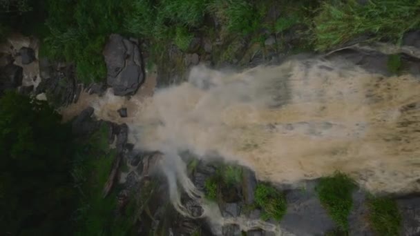 Tropikal Ormanda Kayalardan Aşağı Yuvarlanan Çamurlu Suyun Yukarıdan Yükselen Görüntüsü — Stok video
