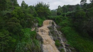 Yağmurdan sonra inanılmaz bir su akıntısı. Tropikal ormanda kayaların üzerinde yuvarlanan vahşi dağ deresi. Ella, Sri Lanka.