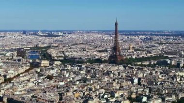 Seine Nehri ve Eyfel Kulesi 'nin ünlü yüksek yapısıyla Metropolis' in havadan panoramik görüntüsü. Paris, Fransa.