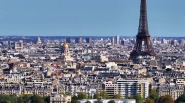 Güneşli bir günde Metropolis 'in güzel manzarası. Eyfel Kulesi 'nin etrafındaki binaların yakınlaştırılmış görüntüsü. Paris, Fransa.