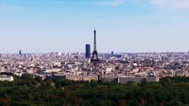 Metropolün havadan panoramik görüntüsü. Büyük şehirde binalar ve turistik yerler. Eiffel Kulesi şehir merkezinin yukarısında. Paris, Fransa.