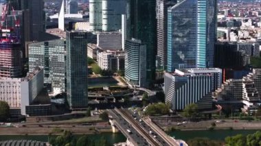 Modern iş merkezlerinde trafik sıkışıklığı var. Ofis çeliği ve cam gökdelenler gelecekteki La Defense ilçesinde. Paris, Fransa.