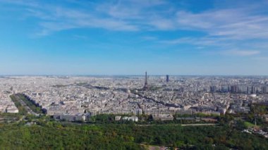 Bois de Boulogne 'dan şehir manzarası. Ünlü metropolün havadan panoramik manzarası, popüler Avrupa turizm beldesi. Paris, Fransa.
