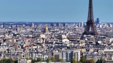 Şehir merkezinin popüler turistik yerleri olan havadan yükselen görüntüleri. Eyfel Kulesi, Hotel des Invalides, Pantheon ve diğer yerler. Paris, Fransa.