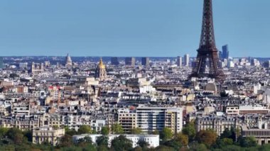 Tarihi şehir merkezinde havadan inen turistik görüntüler. Büyük parktaki ağaçları gözler önüne seriyor. Paris, Fransa.
