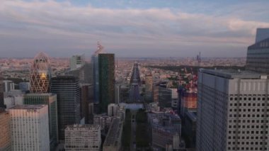 Metropolis 'in alacakaranlıktaki hava görüntüleri. Gelecekçi La Savunma Bölgesi 'ndeki modern gökdelenlerin geriye dönük ifşası. Paris, Fransa.