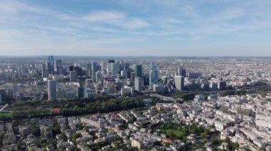 Ofis gökdelenleri olan modern iş kasabasının hava panoramik görüntüleri. La Defense altın saatte. Paris, Fransa.