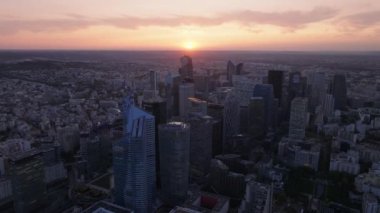 Gün batımında Metropolis 'in havadan panoramik görüntüsü. İşletme gökdelenleri olan gelecekçi La Defense bölgesi. Paris, Fransa.