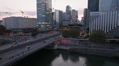 Modern ticaret bölgesine giden çok şeritli işlek yolun havadan görüntüsü. La Defansta gökdelenler. Paris, Fransa.