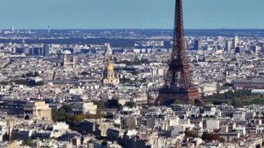 Popüler Eyfel Kulesi 'nin ve şehir merkezindeki binaların havadan yükselen görüntüleri. Metropolis 'in sinematik çekimi. Paris, Fransa.