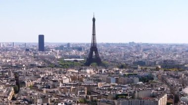 Görkemli yüksek kafes çelik yapı kulesi ve şehirdeki binalar. Ünlü ve popüler Eyfel Kulesi ve metropoldeki şehir gelişimi. Paris, Fransa.