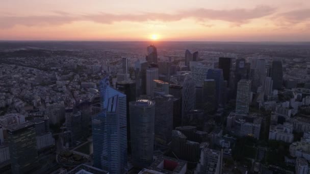 Luchtfoto Panoramisch Uitzicht Metropool Bij Zonsondergang Futuristische Wijk Defense Met — Stockvideo