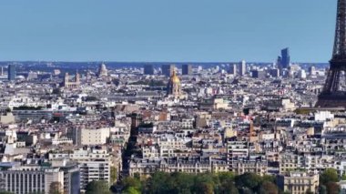 Şehir merkezindeki binaların havadan görüntüsü. Kuleleri ve kubbeleri olan ünlü manzaralar. Avrupa metropolünü gezmek. Paris, Fransa.