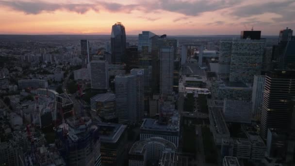 未来的なビジネス地区の近代的なオフィスの高層ビルのグループの航空映像 日没の空に対する防衛 フランス — ストック動画
