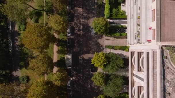 Nagranie Samochodów Mijających Spokojną Ulicę Dzielnicy Mieszkalnej Drzewami Parkiem Paryż — Wideo stockowe