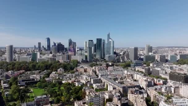 Zdjęcie Lotnicze Nowoczesnej Miejskiej Dzielnicy Słoneczny Dzień Grupa Futurystycznych Wieżowców — Wideo stockowe