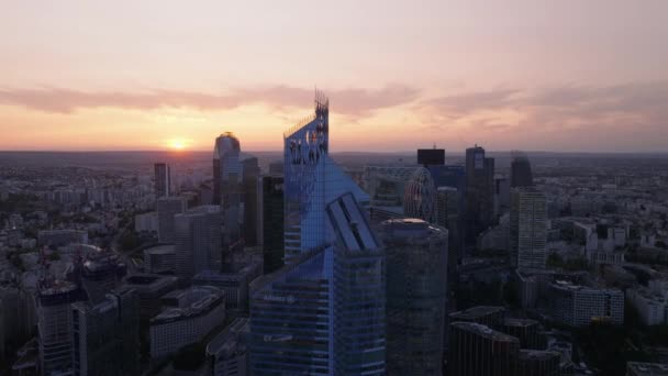 Şehir Merkezindeki Modern Yüksek Katlı Ofis Binalarının Renkli Günbatımı Gökyüzüne — Stok video