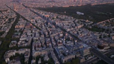 Şehir merkezindeki şehir gelişimine yüksek açılı bir bakış açısı. Yukarı doğru eğildiğinde Metropolis 'in alacakaranlıktaki muhteşem panoramik görüntüsü ortaya çıkıyor. Paris, Fransa.