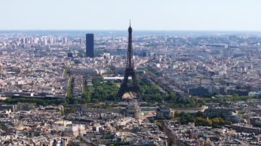 Hava manzaralı Eyfel Kulesi ve şehir merkezlerindeki binalar. Metropolün baskın yapısı. Paris, Fransa.