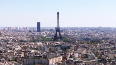 Eyfel Kulesi 'nin havadan kayma ve pan görüntüleri. Avrupa Birliği 'nin en yüksek gözlem güvertesine sahip popüler görüş. Kentsel bölgelerdeki binalar. Paris, Fransa.