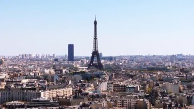Eyfel Kulesi 'nin havadan yükselen görüntüleri. Popüler turist anıtı ve metropol çevresindeki binalar. Paris, Fransa.