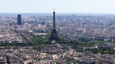 Eiffel Kulesi ve Chaillot Sarayı 'nın havadan panoramik görüntüsünü alıyor. Avrupa metropolünü gezmek. Paris, Fransa.