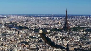 Büyük şehrin havadan panoramik görüntüsü. Geniş bulvarlar, kentsel bölgelerdeki binalar ve turistik yerler. Palais de Chaillot ve uzun Eyfel Kulesi. Paris, Fransa.