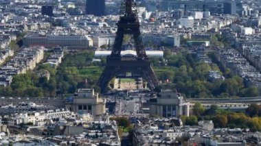 Palais de Chaillot 'un ve Eyfel Kulesi' nin havadan görüntüsü. Güneşli bir günde kalabalık sokaklar, Avrupa metropolünü gezmek. Paris, Fransa.