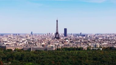 Şehir merkezinin ünlü turistik manzaralı panoramik manzarası. Eiffel Kulesi 'nin egemen çelik yapısı. Paris, Fransa.