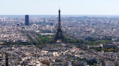 Eiffel Kulesi 'nin ve Metropolis' teki şehir gelişiminin hava panoramik görüntüleri. Popüler uzun turist manzarası. Paris, Fransa.